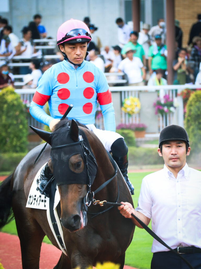 2023年7月30日新潟競馬場のパドック、メイクデビュー当日に川田将雅騎手が騎乗した出資馬カンティアーモ
