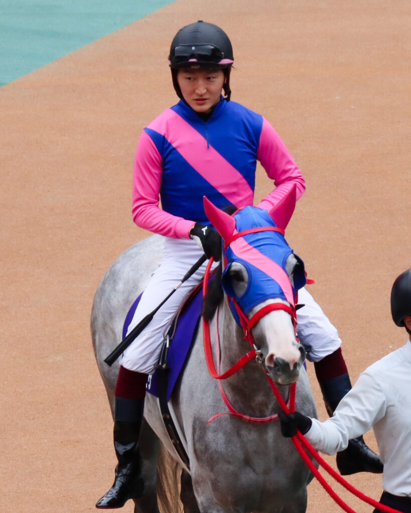 2022年ヴィクトリアマイルのパドックで、メイショウミモザと鮫島克駿騎手が静かに周回する姿