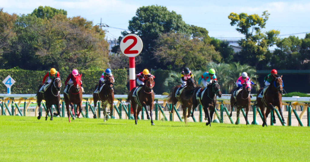 2023年10月21日東京競馬場の未勝利戦、ゴール前150mでルメール騎手が騎乗する出資馬シアブリスが他馬と競り合いながら走るレース写真