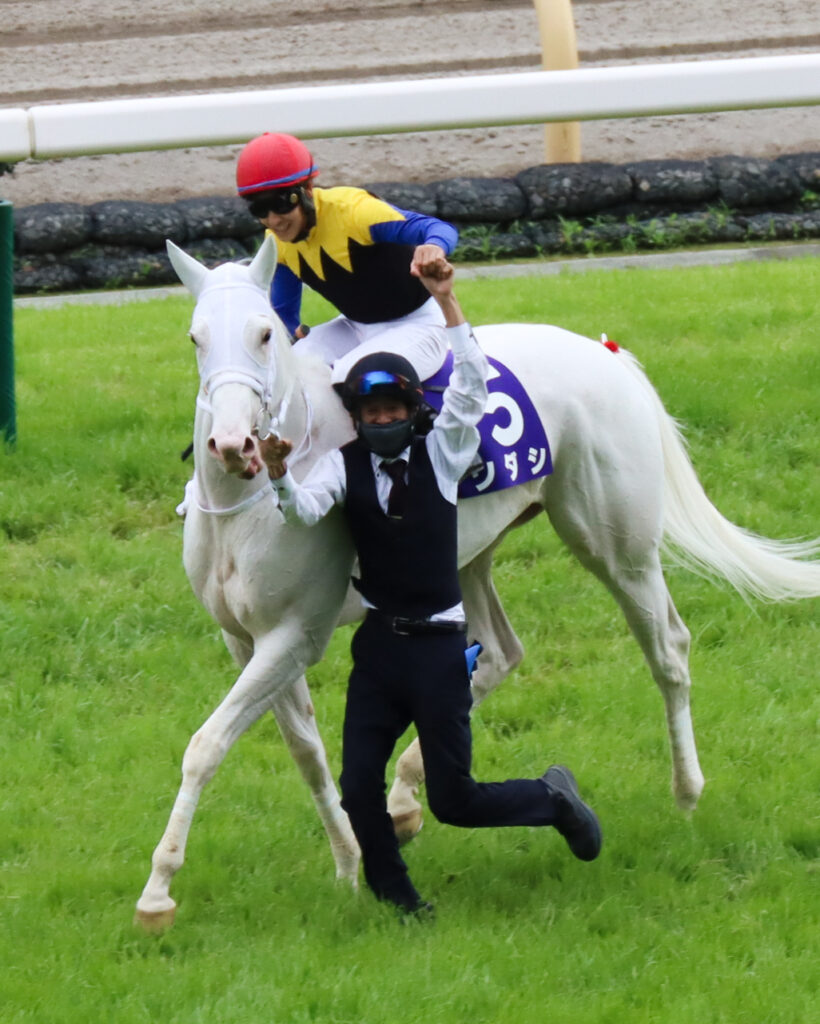 ヴィクトリアマイル2022年、ソダシのウイニングラン。今浪厩務員と吉田隼人騎手が喜びを分かち合う感動の瞬間（東京競馬場）