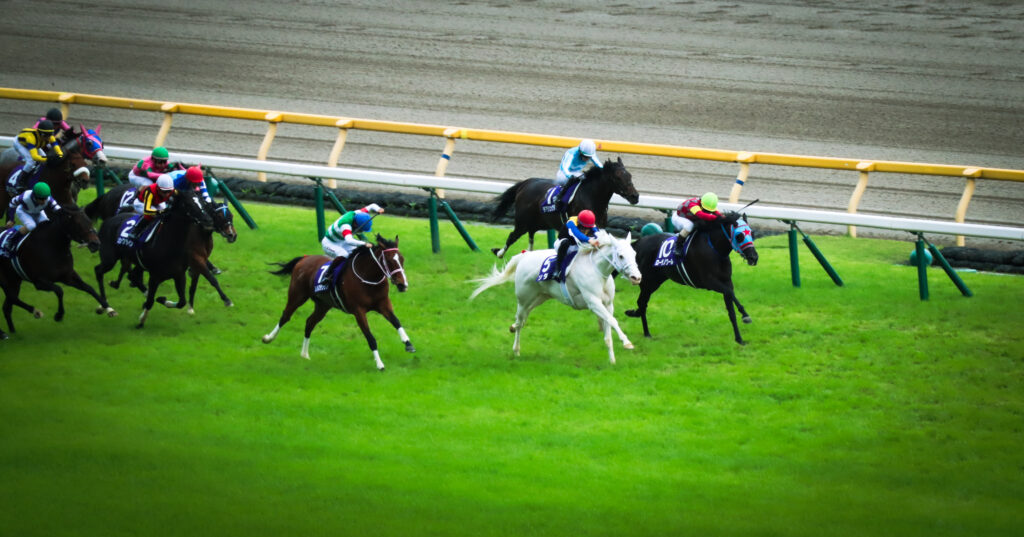 2022年5月15日ヴィクトリアマイル、ゴール150m手前で先頭ローザノワールを捉えにかかる白毛馬ソダシ