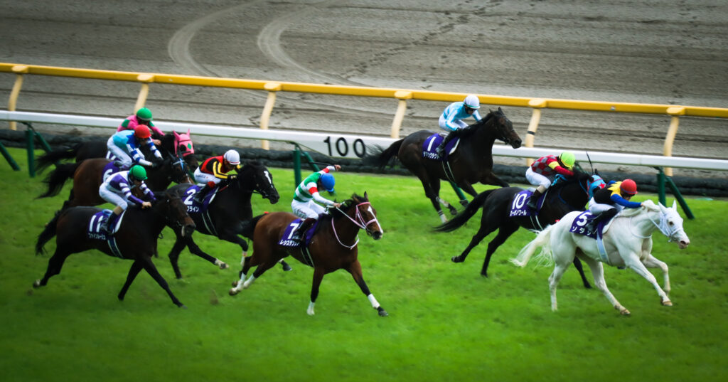 白毛のソダシが先頭で駆けるヴィクトリアマイル終盤、内にデアリングタクト、外にはファインルージュの熱戦