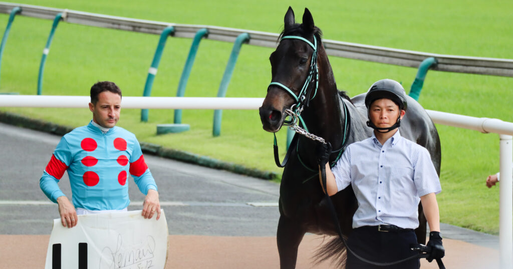 2024年5月12日東京競馬場の未勝利戦を勝利し、ウイナーズサークルでルメール騎手と並ぶ出資馬シアブリスの記念写真