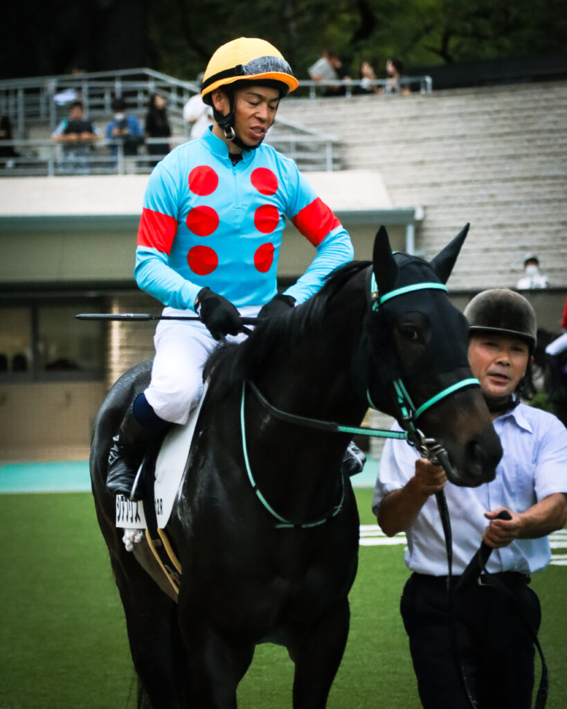 2024年10月19日東京競馬場の3歳以上1勝クラス、パドックで騎手北村宏司が騎乗した出資馬シアブリスのレース直前写真