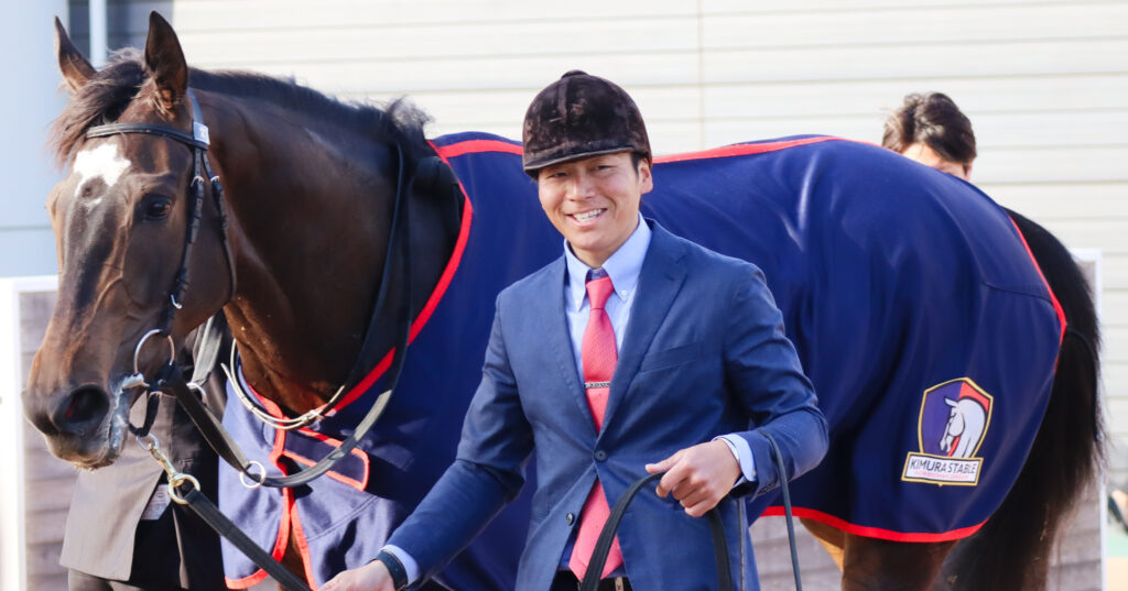 2024年3月16日中山競馬場のフラワーカップ後、馬着を着て疲れた様子を見せる出資馬カンティアーモの姿