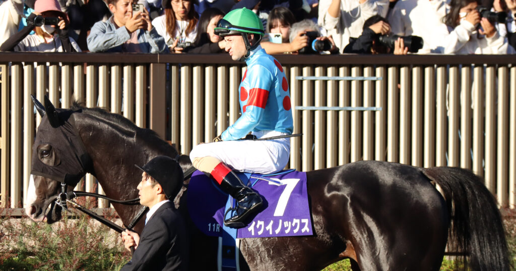 2023年10月29日、東京競馬場・天皇賞(秋)のパドックで、堂々とした姿を見せるイクイノックスと鞍上のクリストフ・ルメール騎手