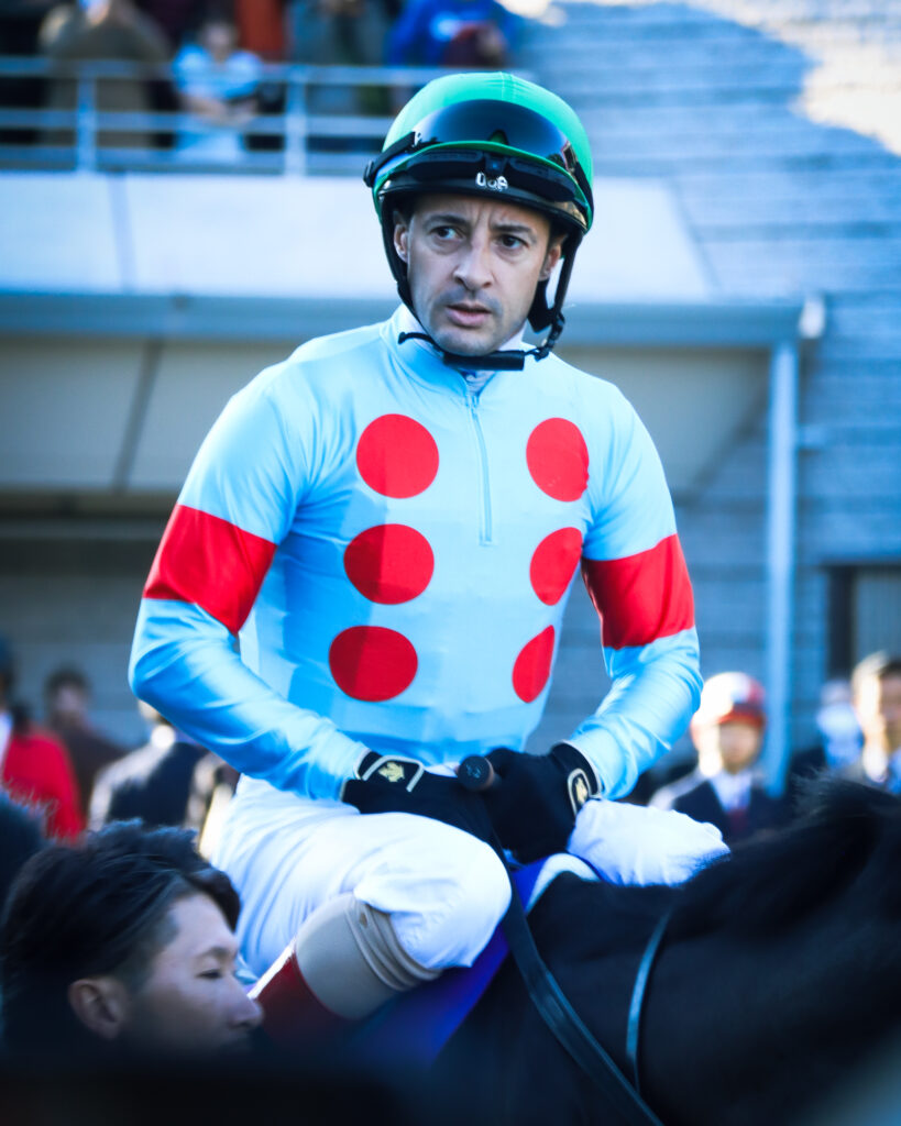 2023年10月29日東京競馬場・天皇賞(秋)のパドックで、イクイノックスに騎乗するクリストフ・ルメール騎手