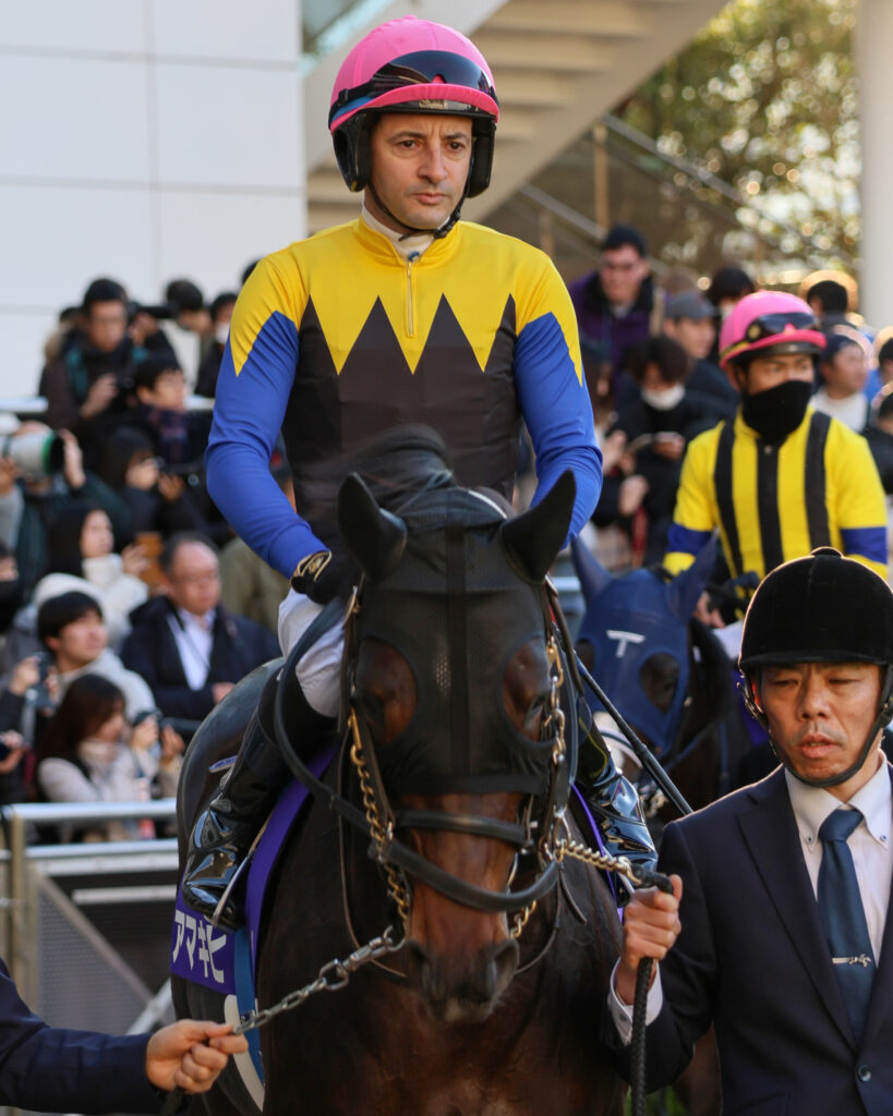 2024年ホープフルステークスのパドックでクリストフ・ルメール騎手が騎乗するアマキヒの写真（中山競馬場）