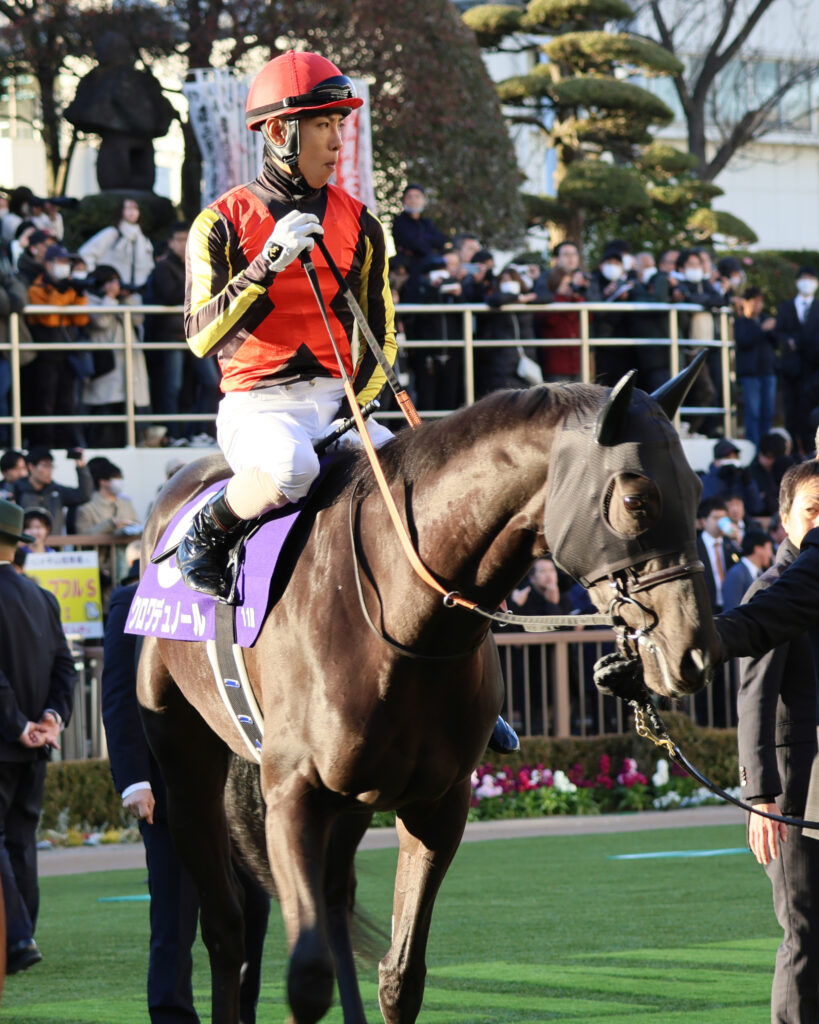 ホープフルステークスのパドックで、北村友一騎手を背に堂々と歩くクロワデュノール（2024年12月28日中山競馬場）
