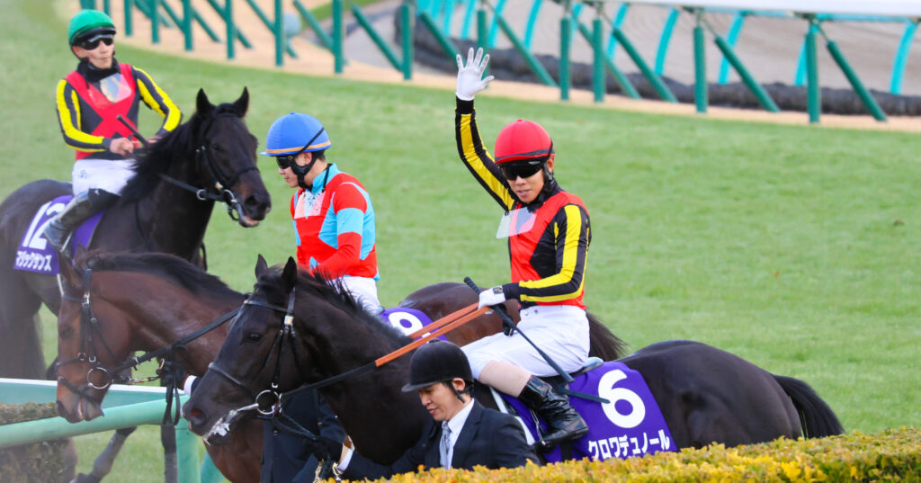 2024年ホープフルステークス優勝馬クロワデュノールと北村友一騎手、検量室へ戻る途中にファンへ手を挙げて応える感動のシーン【中山競馬場】