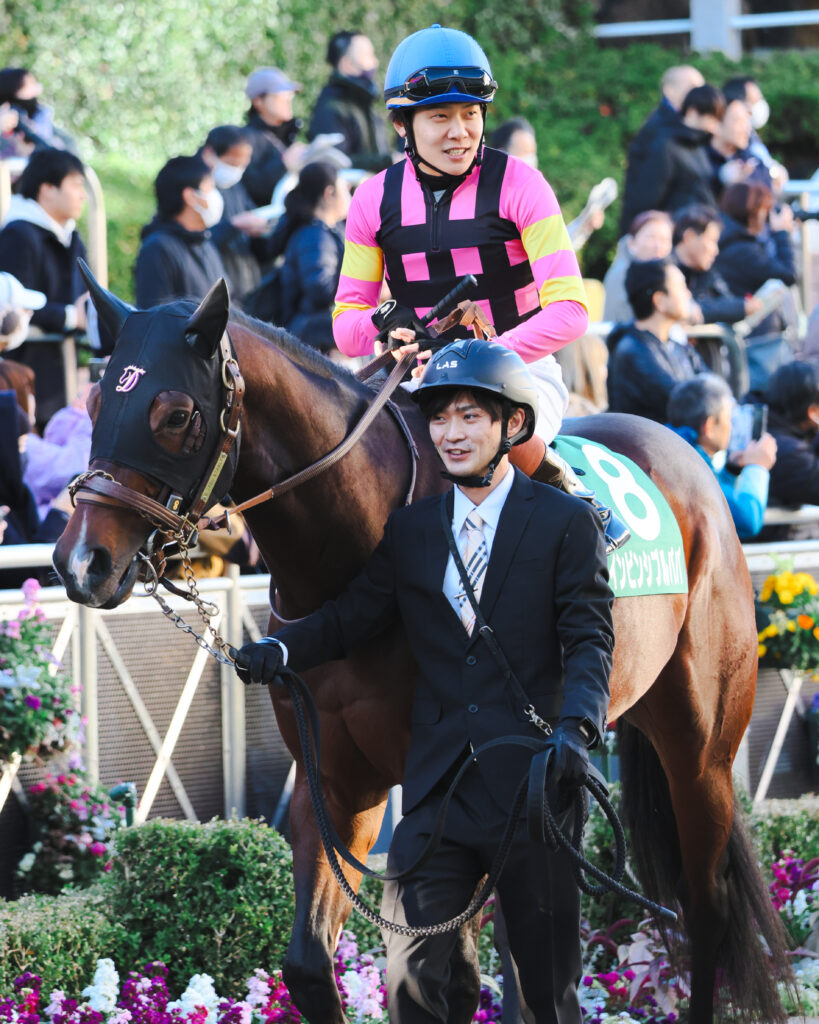 2024年12月8日中山競馬場・カペラステークスのパドックで、インビンシブルパパに騎乗し笑顔を見せる三浦皇成騎手の一枚