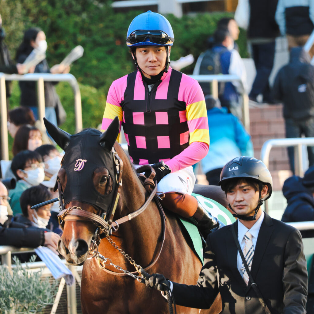 2024年12月8日中山競馬場・カペラステークスのパドックにて。インビンシブルパパと三浦皇成騎手がともに闘志を漲らせた表情を見せるシーン