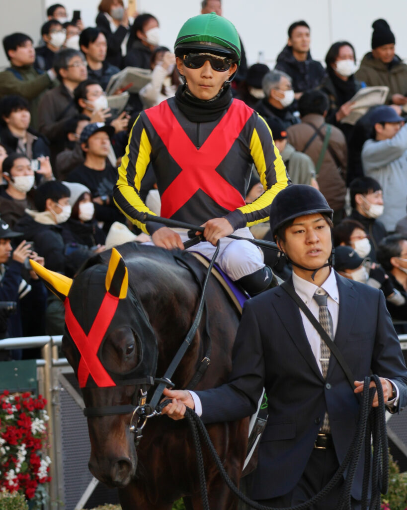 2024年ホープフルステークスのパドック、佐々木大輔騎手騎乗のマジックサンズ（中山競馬場）
