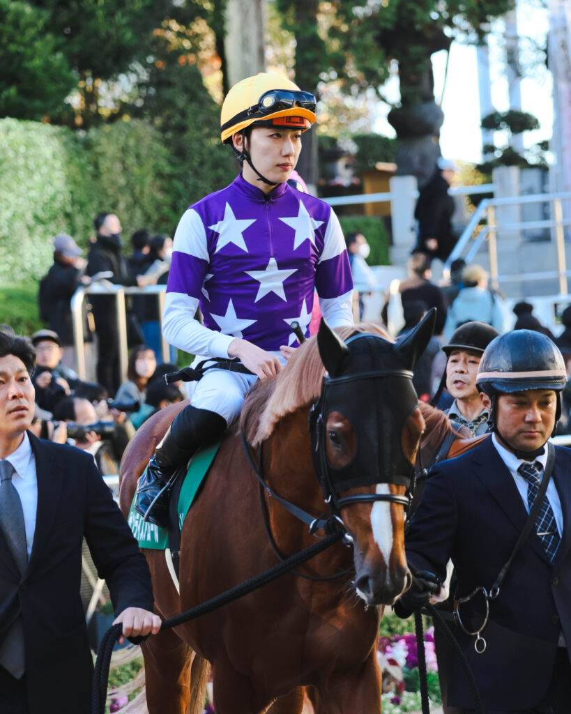 2024年12月8日中山競馬場・カペラステークスのパドックで、サンライズアムールに騎乗する斎藤新騎手の姿