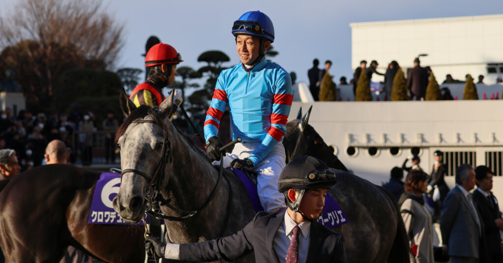 2024年ホープフルステークスのパドック、武豊騎手が笑顔で騎乗するヤマニンブークリエ（中山競馬場）