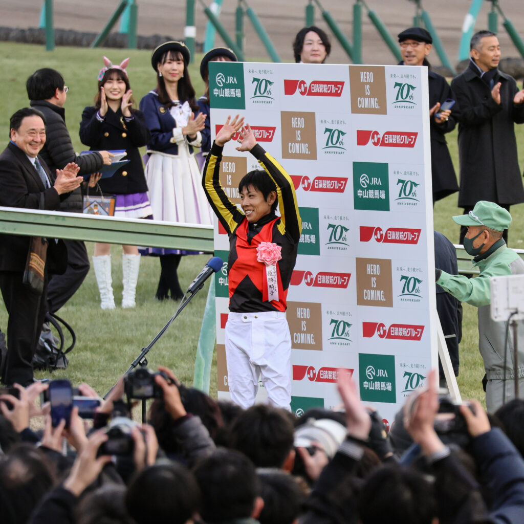 2024年ホープフルステークス勝利後、インタビューで喜びを見せる北村友一騎手