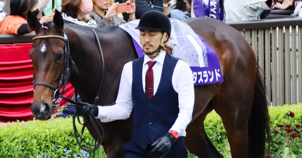 2023年5月14日ヴィクトリアマイルのパドックで、前髪にリボンをつけて歩くロータスランドのかわいい姿