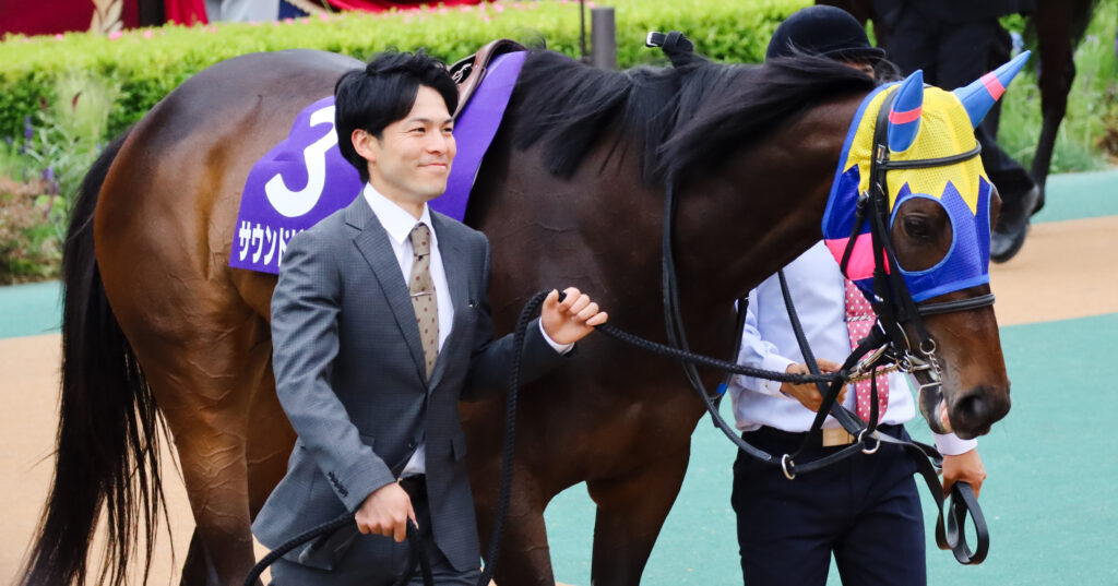 2023年5月14日、東京競馬場・ヴィクトリアマイルのパドックを落ち着いて周回するサウンドビバーチェの姿