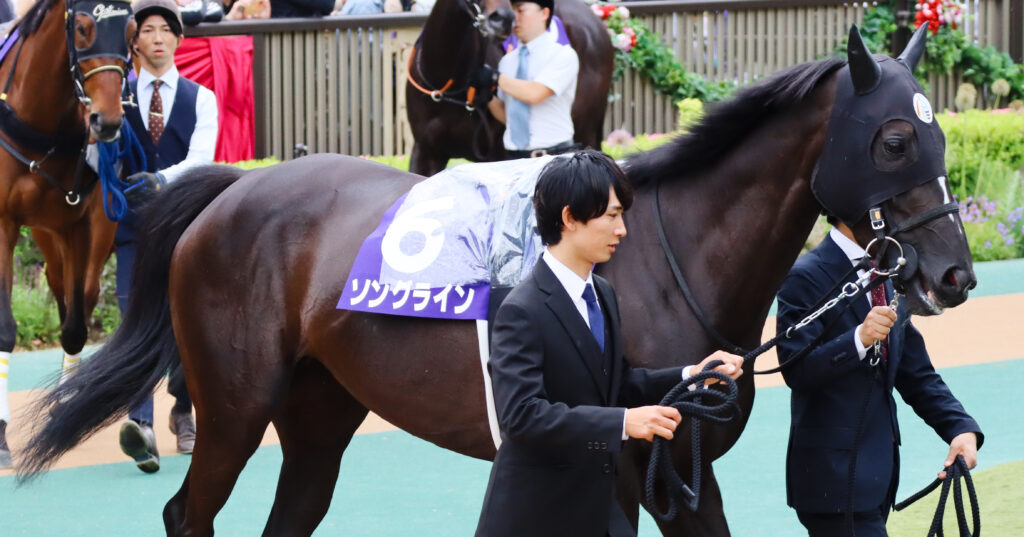 2023年5月14日東京競馬場・ヴィクトリアマイルのパドックで、堂々と周回するソングライン