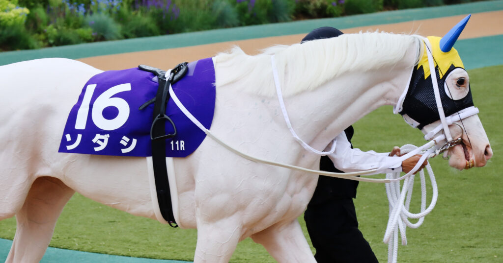 2023年5月14日東京競馬場・ヴィクトリアマイルのパドックで、美しい白毛の馬体を輝かせながら歩くソダシ