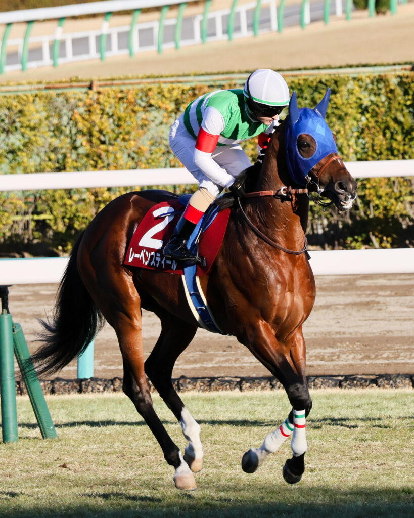 2025年1月26日、中山競馬場で行われたAJCC（アメリカジョッキークラブカップ）のレース前、返し馬を行うレーベンスティールの写真。鞍上はクリストフ・ルメール騎手。落ち着いたフォームと集中した様子が印象的な一枚