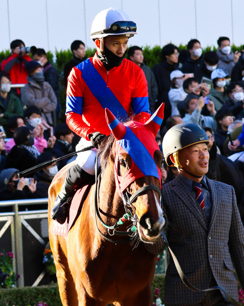 AJCC（アメリカジョッキークラブカップ）のパドックで、石川裕紀人騎手を背にゆったりと周回するライラック。2025年1月26日、中山競馬場で見せた牝馬らしい気品ある姿が美しい