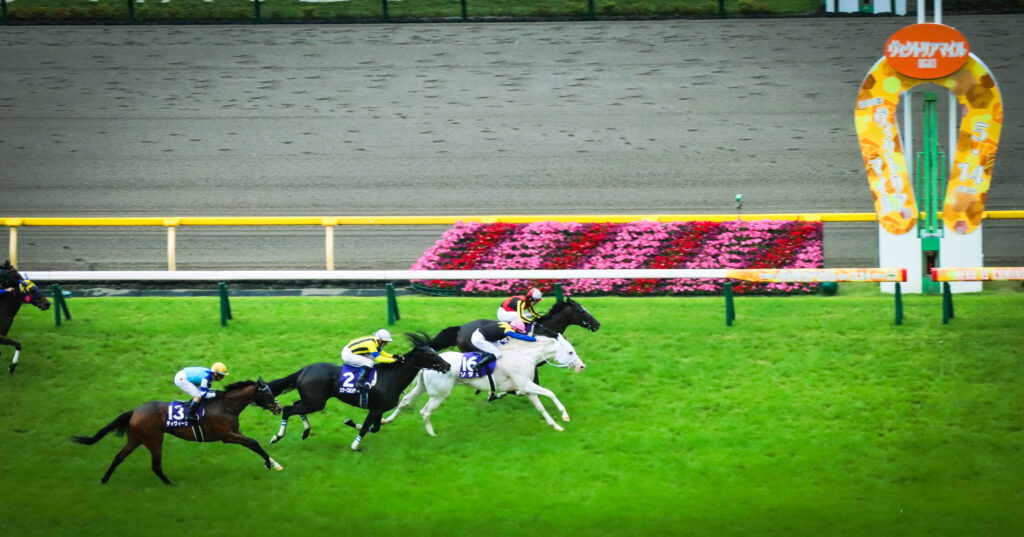 白い馬体のソダシを挟み、内に勝ち馬ソングライン、外にスターズオンアース。歴戦の名牝たちが競り合うヴィクトリアマイルの名シーン