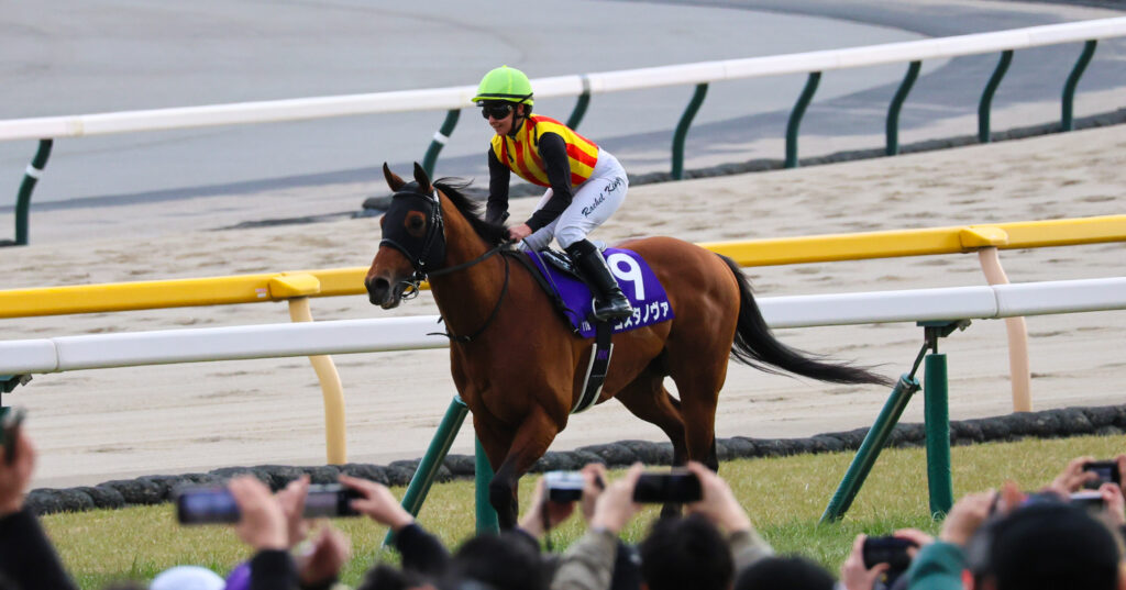 2025年2月23日、東京競馬場で行われたフェブラリーステークスのレース後、JRA平地GⅠ初制覇を成し遂げたレイチェル・キング騎手とコスタノヴァのウイニングラン。歴史的快挙を達成した感動の瞬間