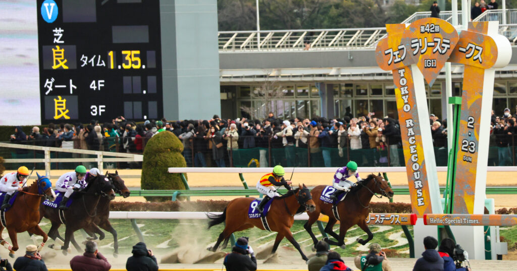 2025年2月23日、東京競馬場で行われたフェブラリーステークスのゴール前の写真。外から突き抜けるコスタノヴァに、内から鋭く追い詰めるサンライズジパングが迫る白熱のラストシーン
