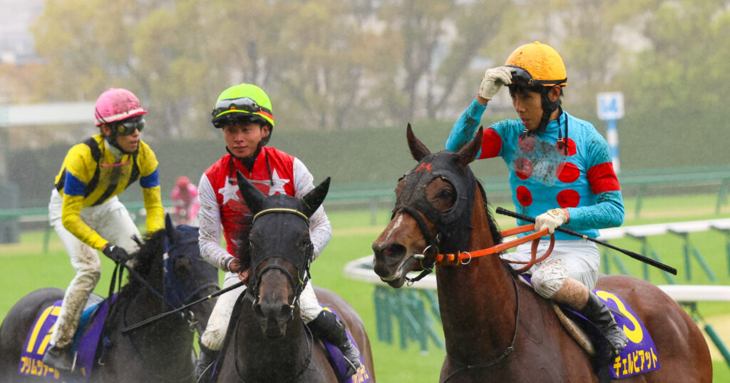 2025年桜花賞のゴール後、阪神競馬場で北村友一騎手を背に引き上げる出資馬チェルビアットの姿