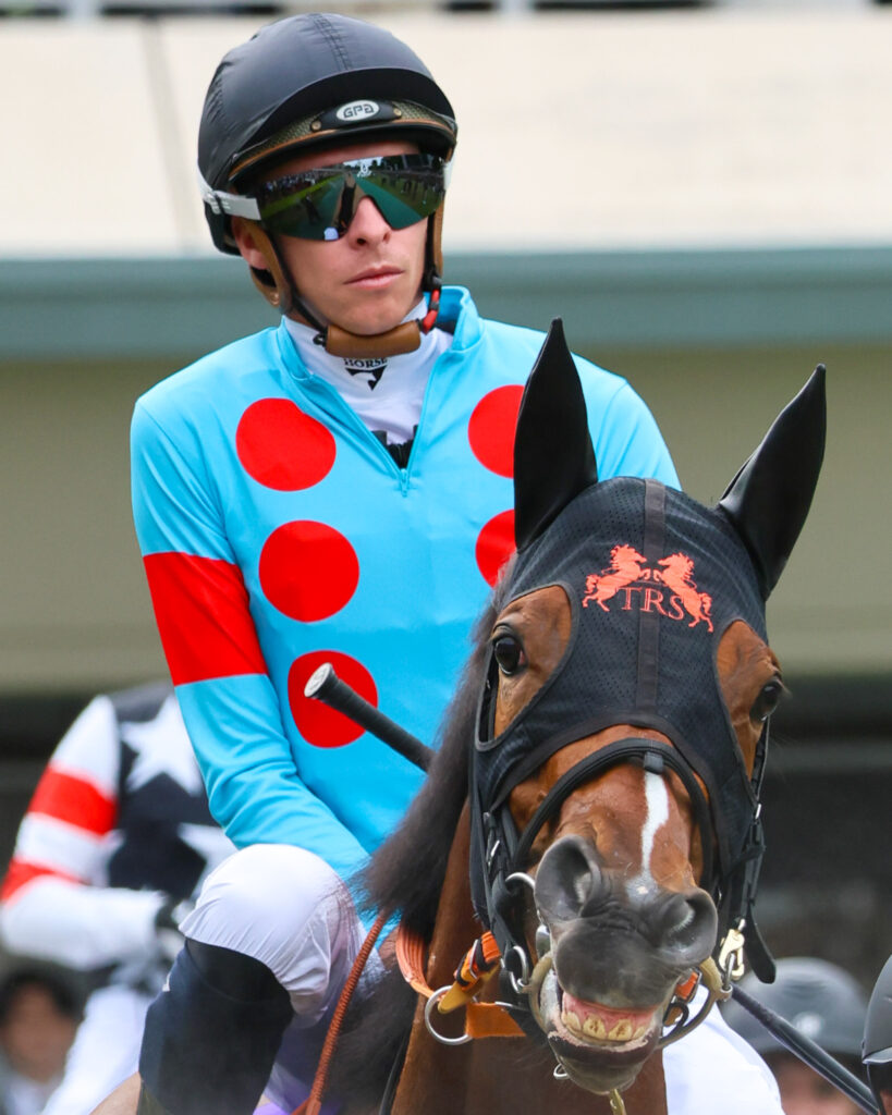 東京競馬場の2025年NHKマイルカップ、パドックでマイケル・ディー騎手が跨るチェルビアットの姿