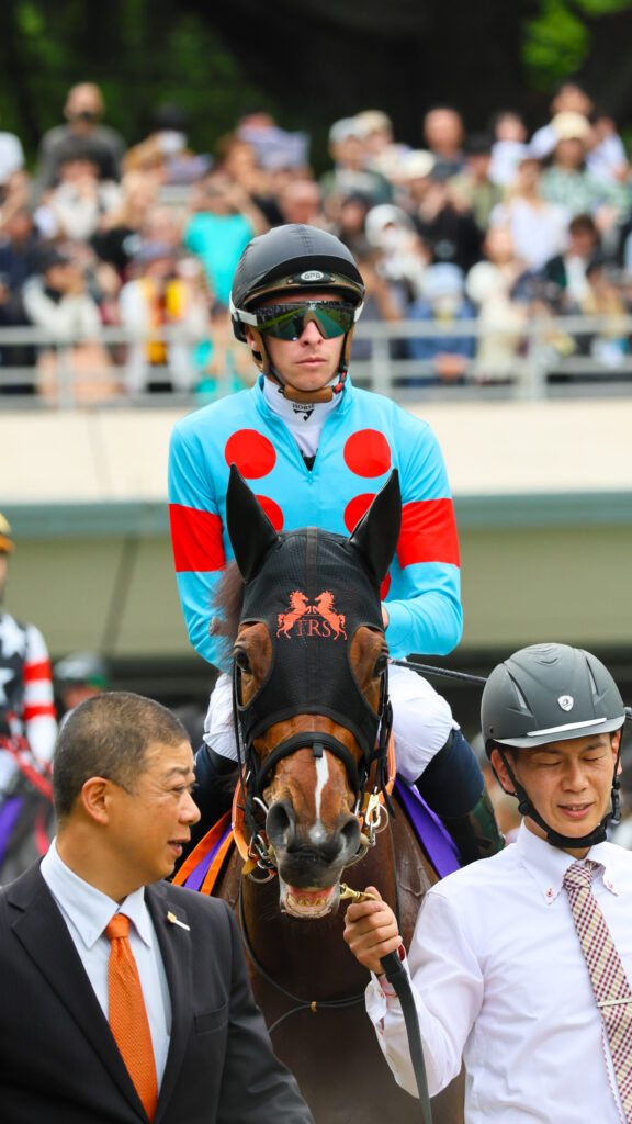 東京競馬場の2025年NHKマイルカップ、パドックでマイケル・ディー騎手が跨るチェルビアットの姿