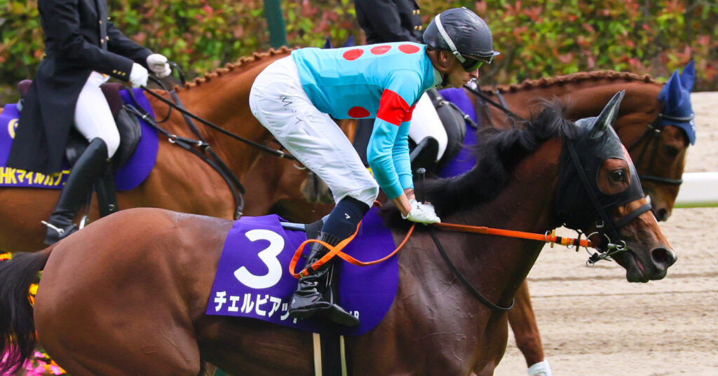 2025年NHKマイルC、返し馬で東京競馬場を走るチェルビアットとマイケル・ディー騎手