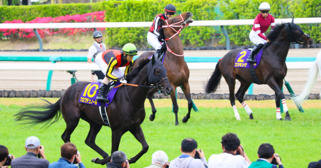 2025年4月20日、中山競馬場で行われた皐月賞のレース前、返し馬を行うクロワデュノールの写真。北村友一騎手が騎乗し、本番に向けて集中を高める様子が伝わる一枚