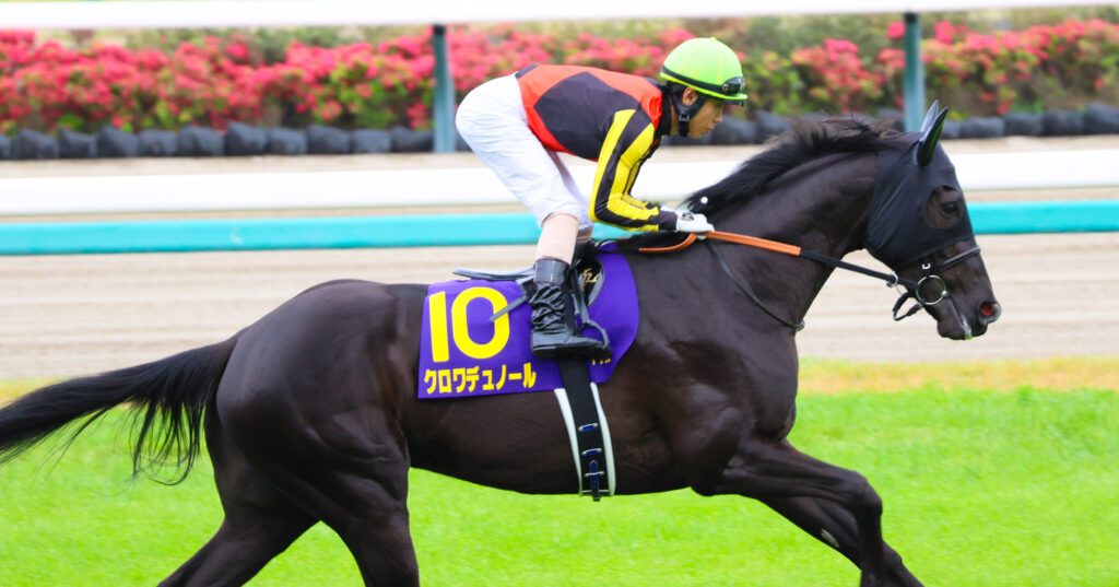 2025年4月20日、中山競馬場で行われた皐月賞のレース前、返し馬を行うクロワデュノールの写真。北村友一騎手が騎乗し、本番に向けて集中を高める様子が伝わる一枚