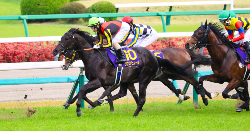 2025年4月20日、中山競馬場で行われた皐月賞のスタート直後に撮影されたクロワデュノールの写真。北村友一騎手を背に、好ポジションを狙って積極的に前へ出ていく迫力ある瞬間