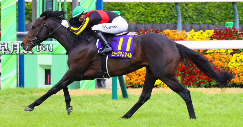 2025年4月20日撮影、中山競馬場の皐月賞ゴール前で、ジョアン・モレイラ騎手騎乗のミュージアムマイルが1着でゴールに飛び込む決定的な勝利シーン