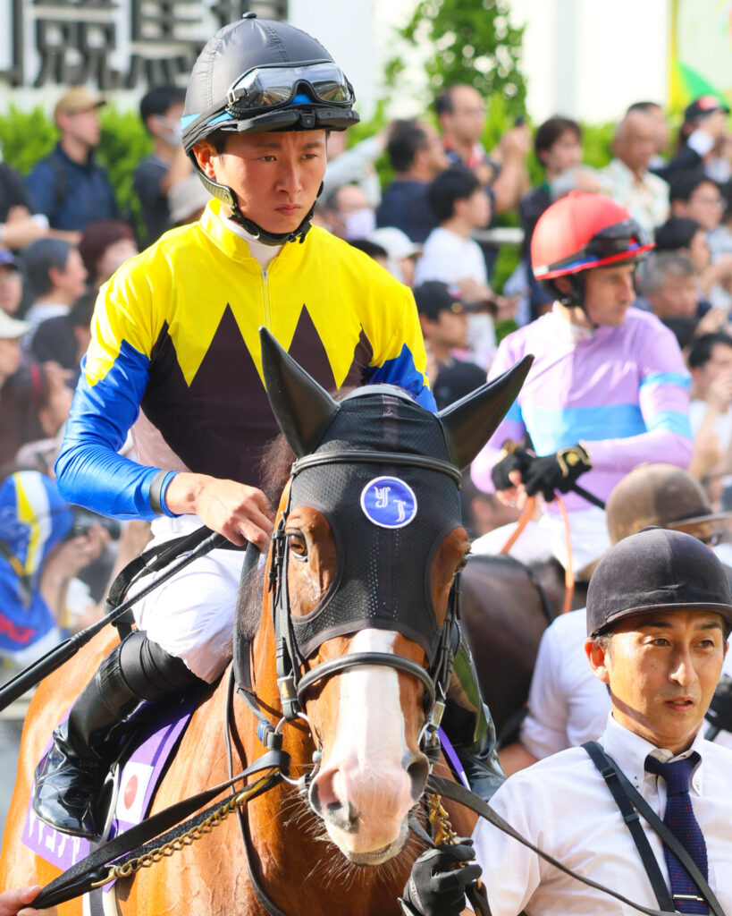 スプリンターズステークスのパドックで、岩田望来騎手を背に落ち着いた様子で周回するママコチャ。GⅠ馬らしい風格と可憐さが共存する表情が印象的だった。