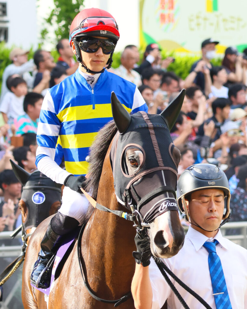 スプリンターズステークスのパドックで、坂井瑠星騎手を背に落ち着いた様子で歩くカンチェンジュンガ。セントウルS制覇からGⅠへ挑む風格が漂う。