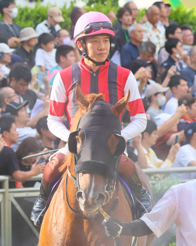 第59回スプリンターズステークスのパドックで、ウインカーネリアンに騎乗する三浦皇成騎手。静かな気迫と集中力が伝わるレース直前の一幕。