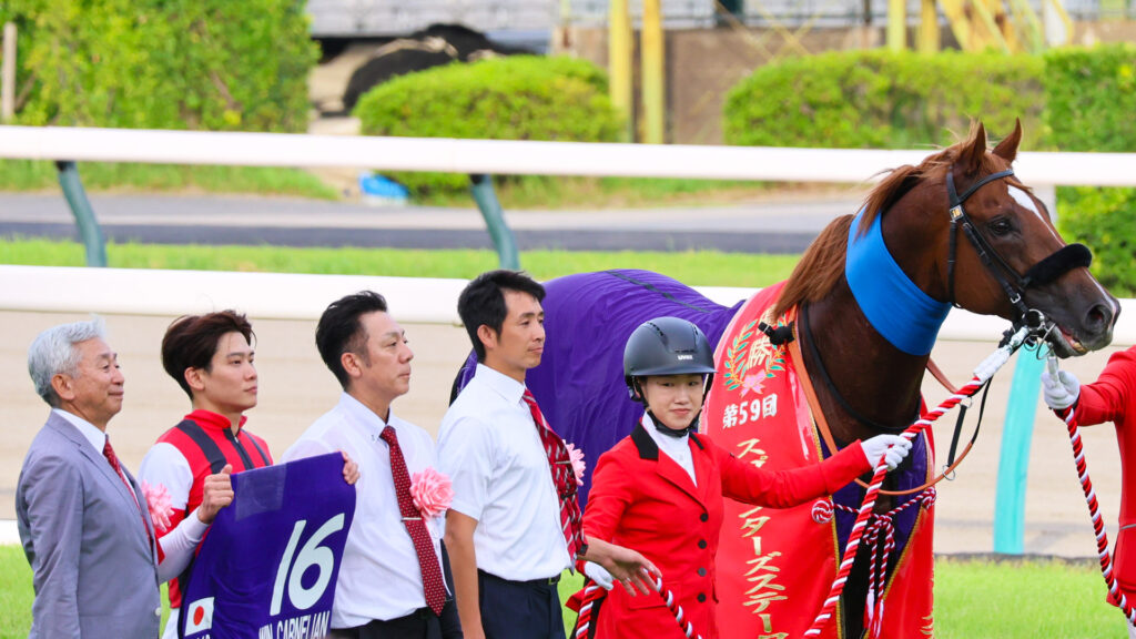 2025年スプリンターズステークス（GⅠ）でウインカーネリアンが優勝。中山競馬場で三浦皇成騎手と鹿戸厩舎関係者が揃ったGⅠ勝利の口取り記念写真。