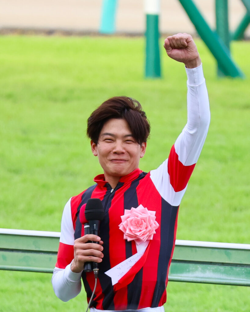 GⅠ初制覇の歓喜を噛みしめるように、晴れやかな笑顔で拳を掲げた三浦皇成騎手。長い道のりの先にあった、待望のガッツポーズ。