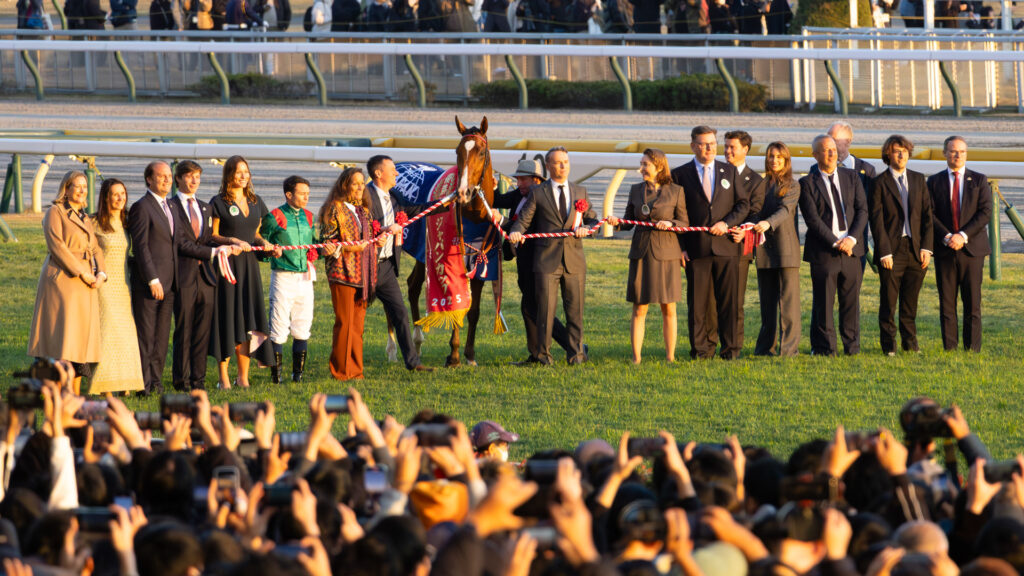 2025年11月30日、東京競馬場で行われた第45回ジャパンカップ。優勝馬カランダガンの口取り撮影で、20年ぶりの外国馬制覇に関係者の笑みが広がった。