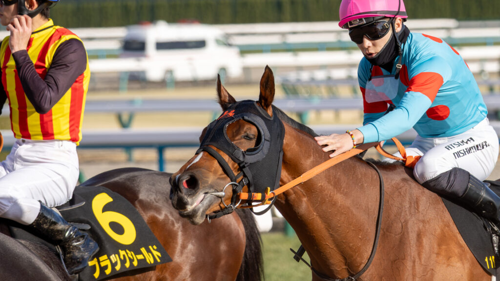 2026年洛陽ステークス（京都競馬場）で2着のチェルビアット。レース後、検量室へ戻り途中で西村淳也騎手に首を撫でられて、気持ちよさそうな表情をした瞬間を捉えた、ほっこりする一枚。