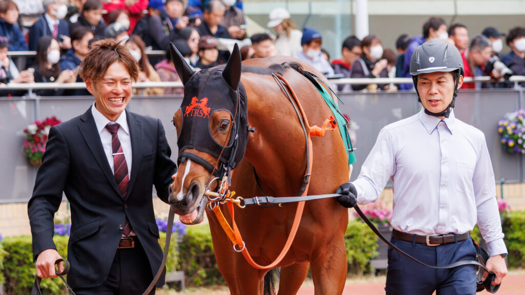 2026年3月22日、中京競馬場の愛知杯パドック。ちょっとおかしな表情を見せるチェルビアットに、厩舎関係者も思わず笑顔になる和やかなひとコマ。