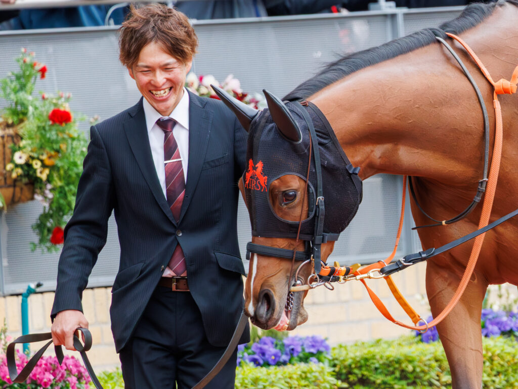 2026年3月22日、中京競馬場の愛知杯パドック。厩舎関係者にそっと顔を寄せるチェルビアット。重賞の舞台でも変わらない、信頼関係が伝わる一枚。